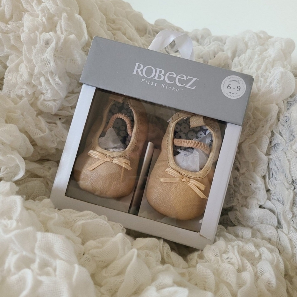 Baby girls Robeez shoes NWT